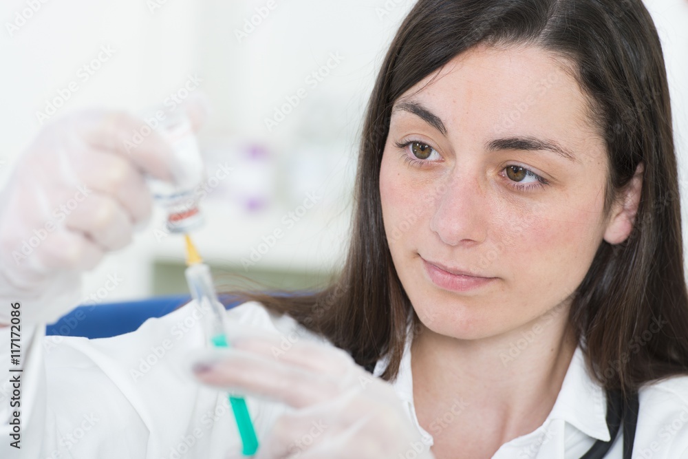 Arzthelferin mit Injektion Arzthelferin mit Injektion