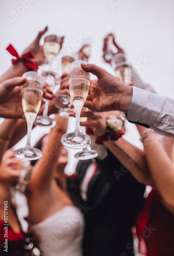 Valokuva Guests clink glasses on wedding celebration