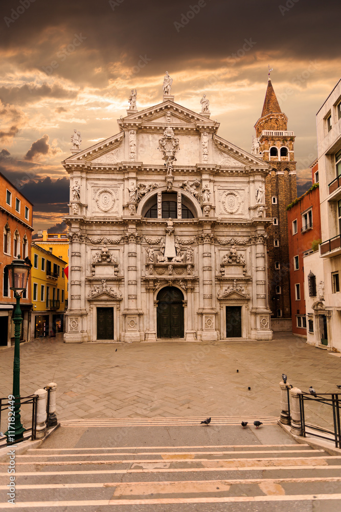 Obraz premium Campo San Moise and Facade of Chiesa di San Moise, a Roman Catholic church built in the Baroque style in the 8th century, located near the Piazza San Marco. In sunrise. Dramatic sky. Venice, Italy.