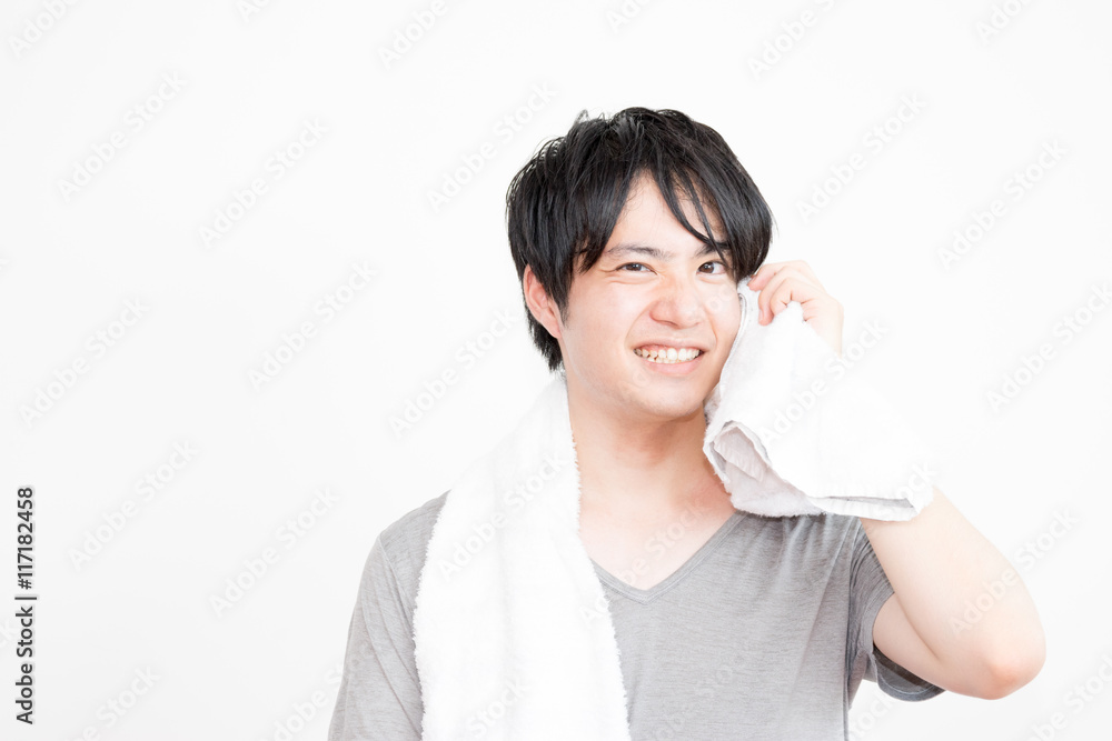 汗を拭く男性（スポーツ・エクササイズ・ダイエット）