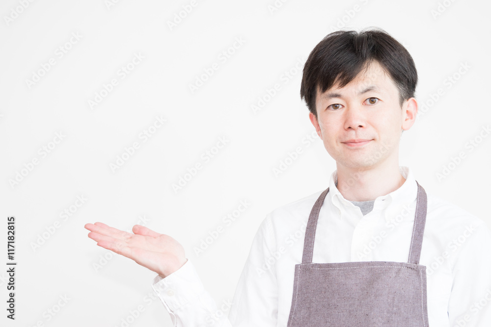 エプロンを着た男性（カフェ・ウェイター・白バック）