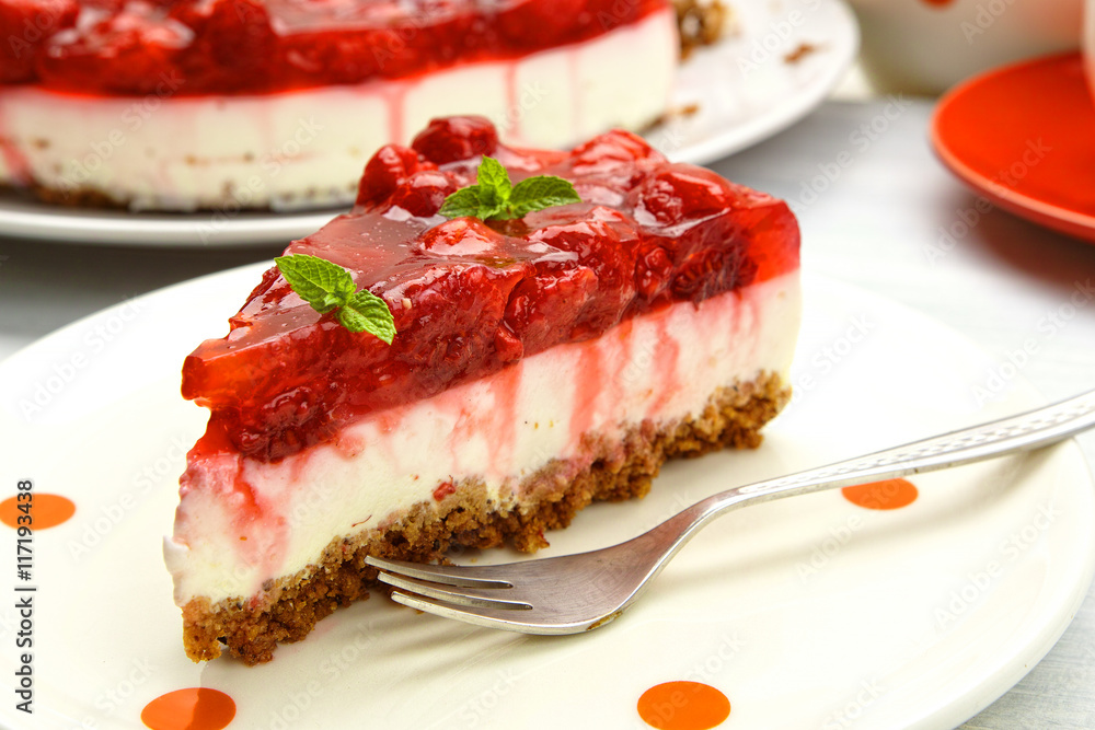 Frische Himbeertorte auf einem Teller Frische Himbeertorte auf einem Teller