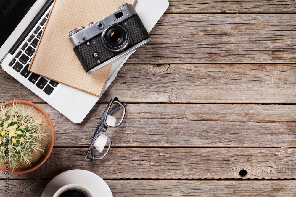 Desk with laptop, camera, coffee and cactus foto de Stock | Adobe Stock
