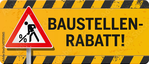 gelbes Schild Baustellenrabatt mit Bauarbeiter-Schild mit %
