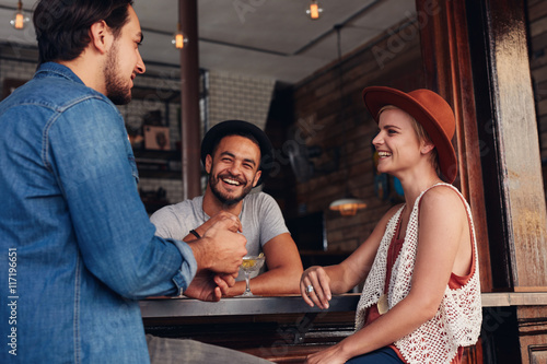 Canvas Print Young people hanging out at a cafe