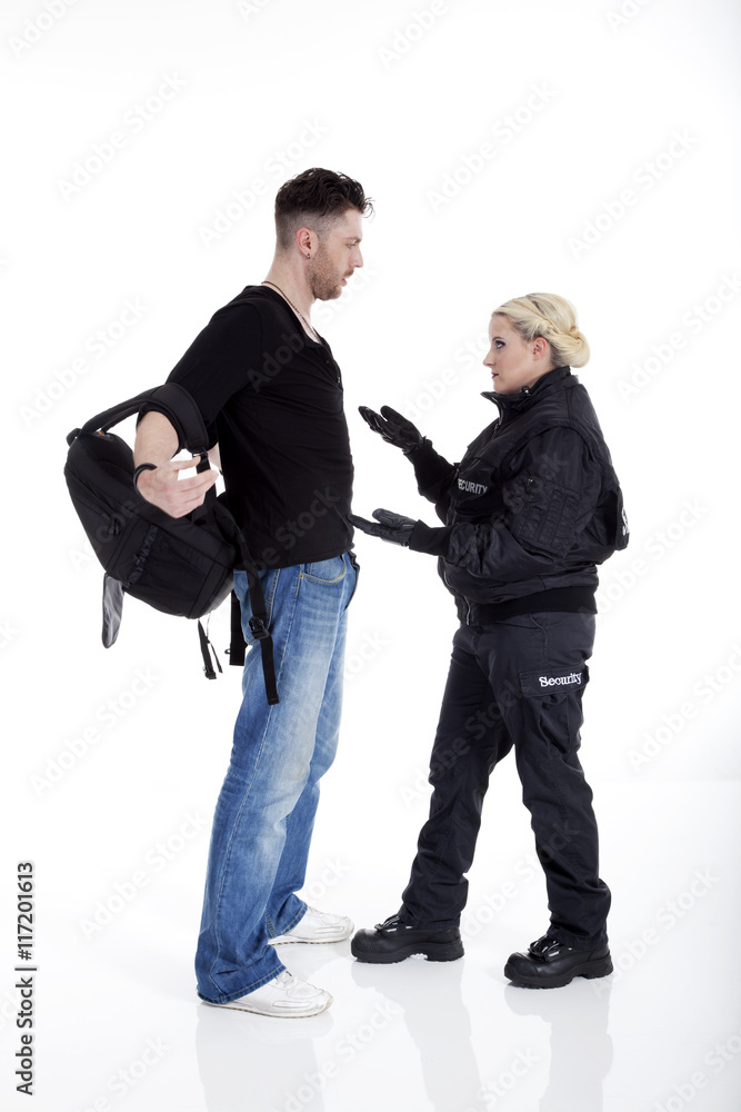 Mann mit Rucksack wird kontrolliert Porträt Mann mit Rucksack wird kontrolliert Porträt