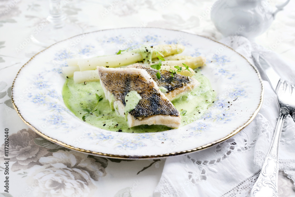 Zander Filet mit weißen Spargel auf Teller Zander Filet mit weißen Spargel auf Teller