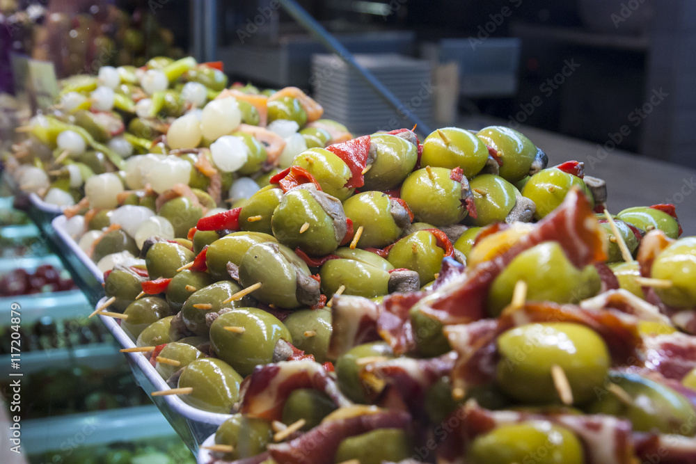 Obraz premium Salumi e stuzzicherie al mercato San Miguel di Madrid