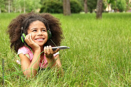 Afro-American little girl l...