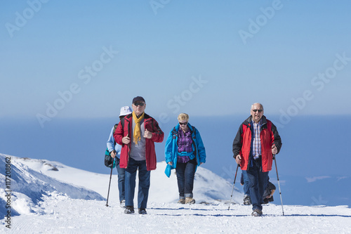 Senioren beim Winterwandern photo