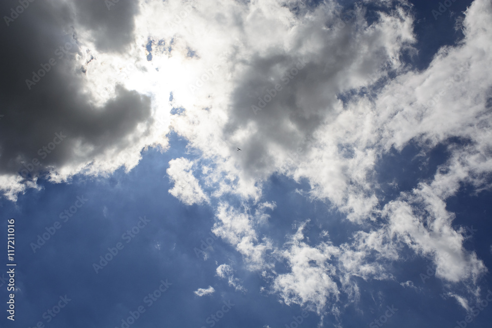 Obraz premium Blue sky with clouds and glider