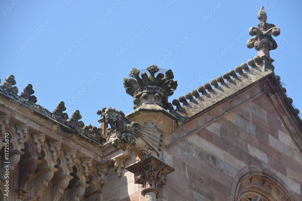 estatuas de piedra en el tejado del Palacio Sobrellano