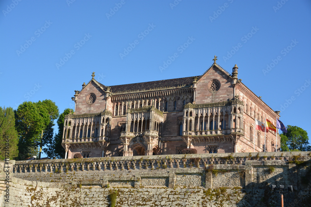 edificio antiguo de piedra en Comillas, Cantabria