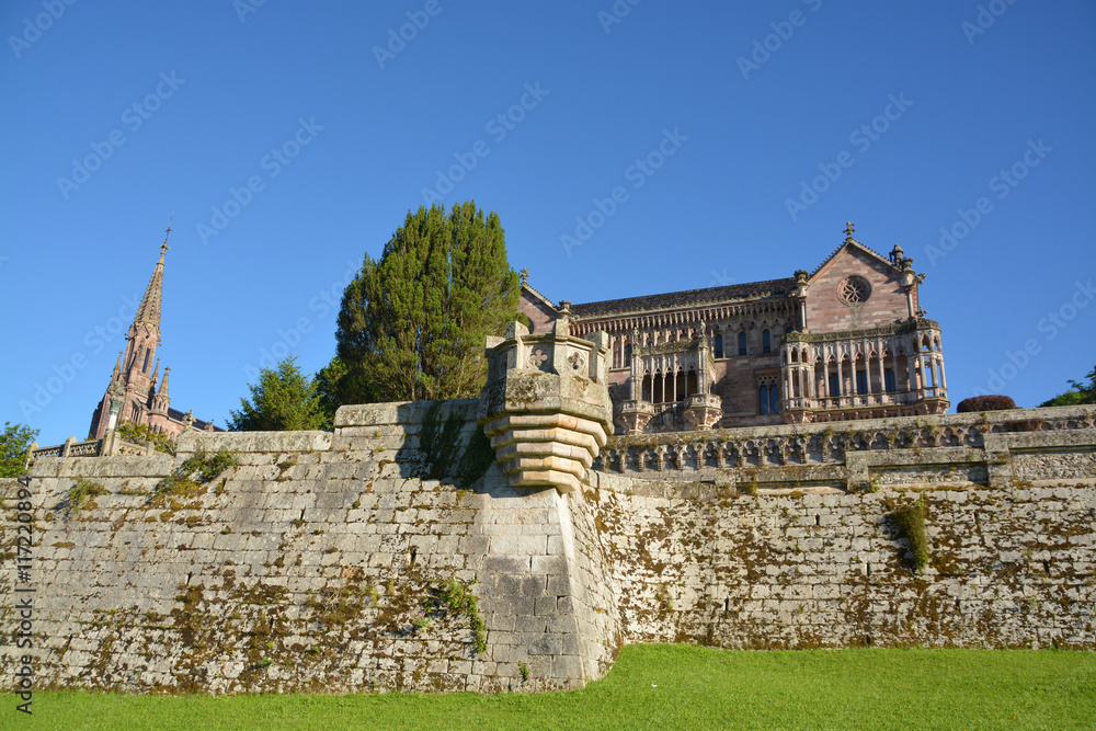 Edificios de piedra antiguos en Comillas, Cantabria