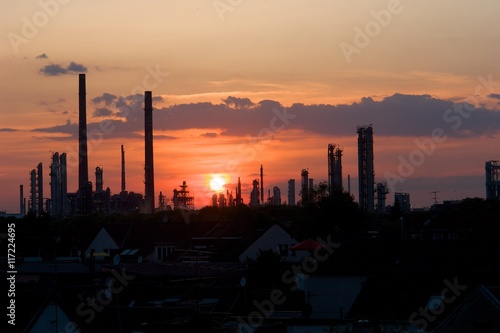 Sonnenuntergang vor Industriekulisse