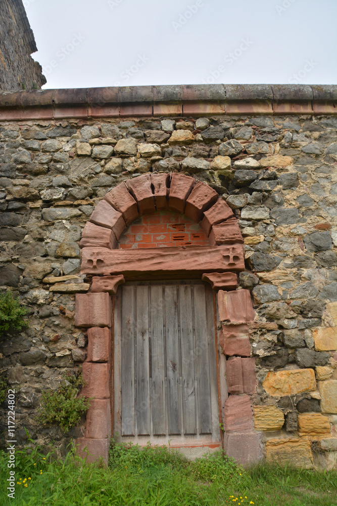 puerta antigua en un muro de piedra