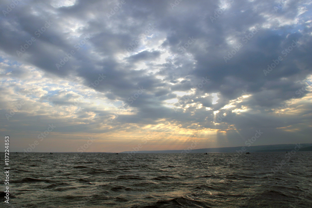 Obraz premium dramatic clouds over the water