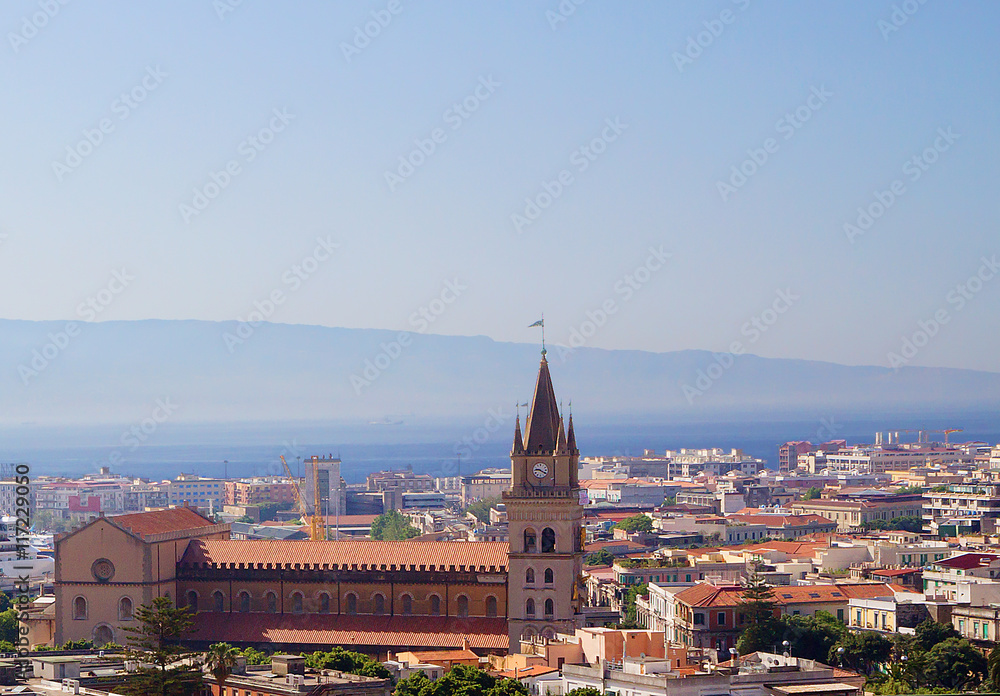 Вид на город и Кафедральный собор Мессины. Сицилия. Италия.