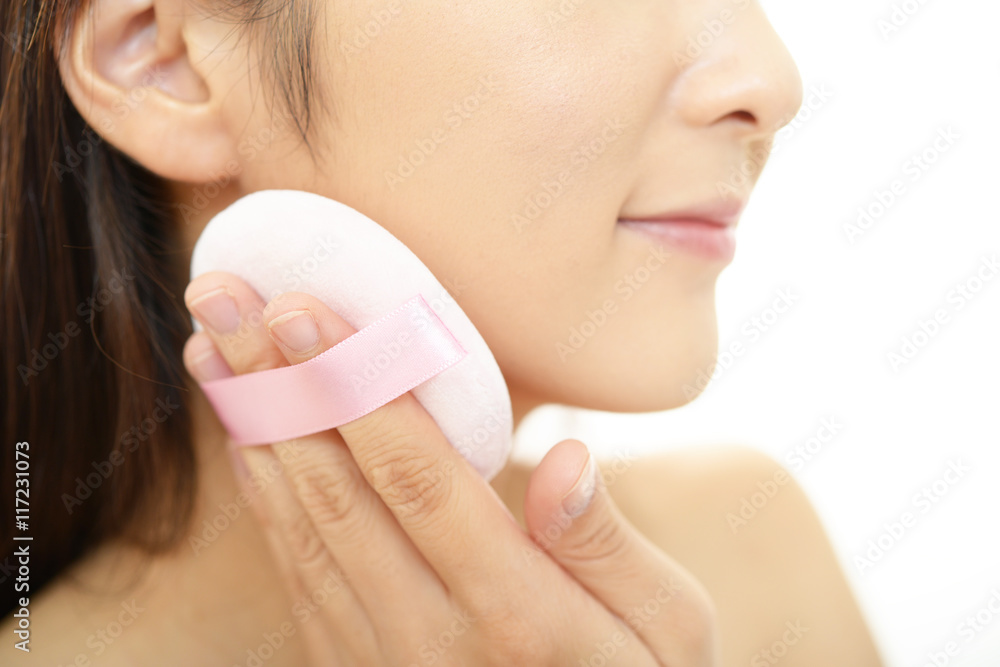 Fototapeta premium メイクアップをする女性