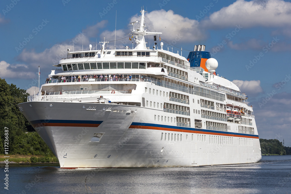 Nord-Ostsee-Kanal bei Rendsburg, Kreuzfahrtschiff an der Fähre Nobiskrug in Schacht-Audorf

