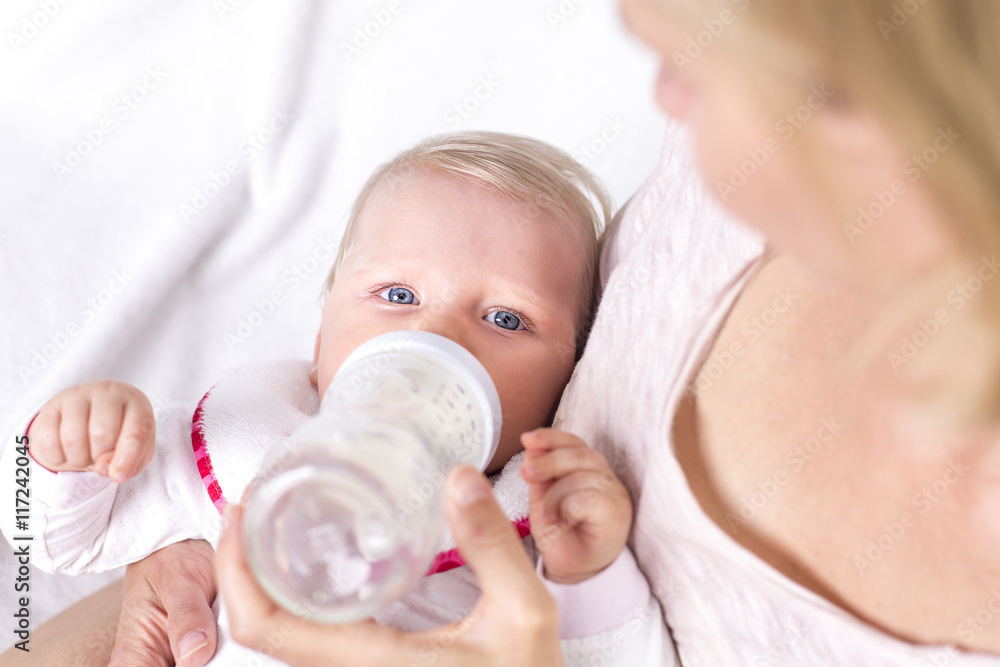 Mutter gibt ihrem Baby das Fläschchen, Closeup Mutter gibt ihrem Baby das Fläschchen, Closeup