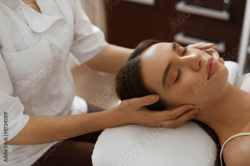 Fotografie Spa Massage. Beautiful Woman Getting Facial Beauty Treatment