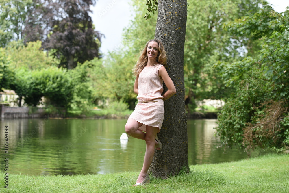 jeune femme en pleine nature jeune femme en pleine nature