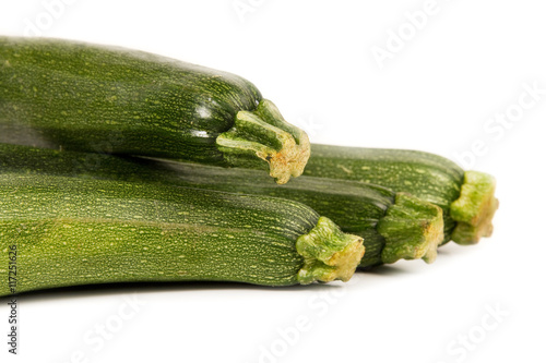 Calabacines zucchine verde sobre fondo blanco aislado. Vista de frente