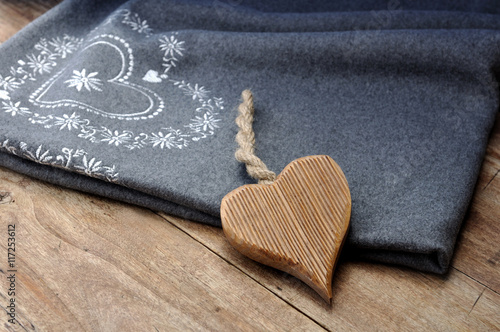 cœur en bois sur plaid