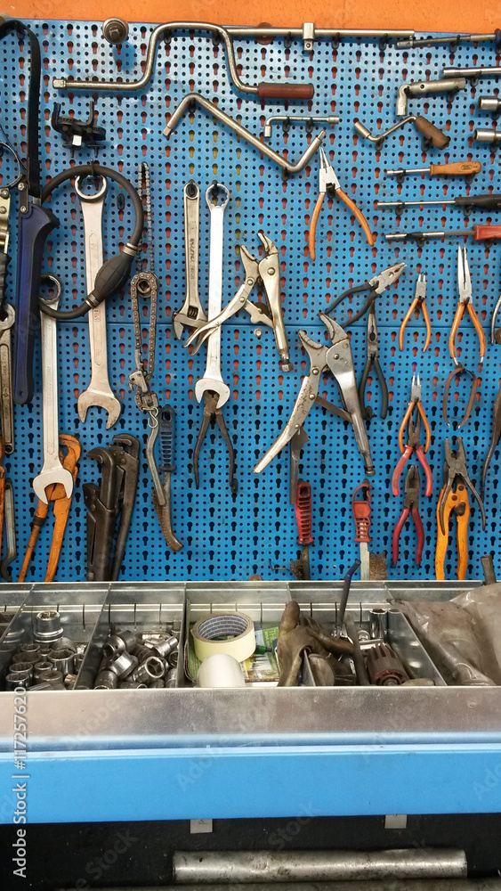 Las herramientas de un taller mecánico. Stock Photo | Adobe Stock