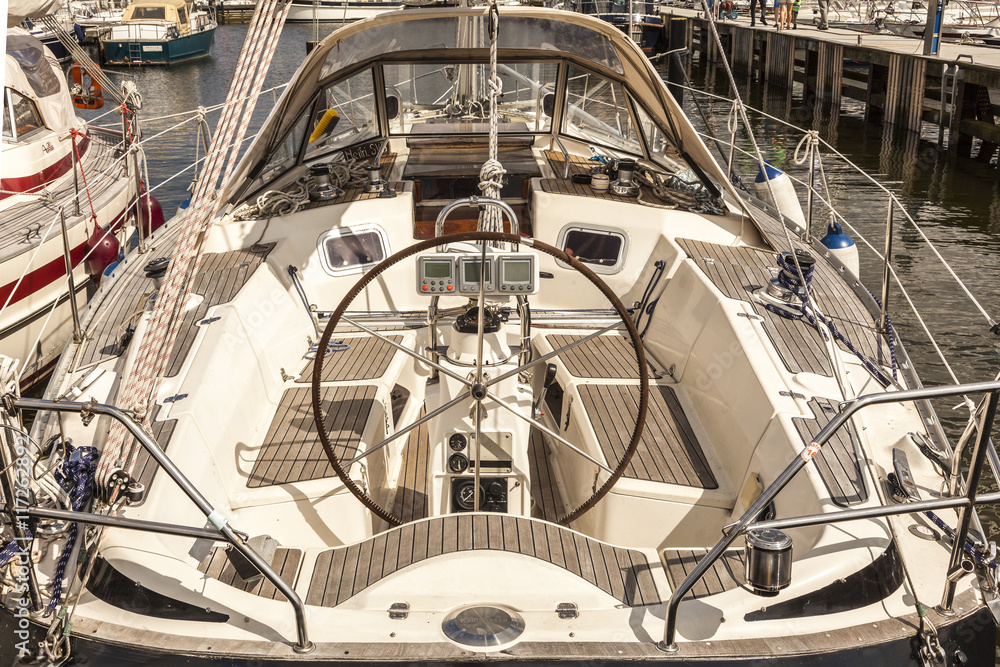 Obraz premium Segelboot in der Marina im Hafen von Schleswig 