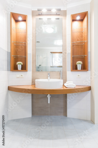 Bathroom with wooden details idea