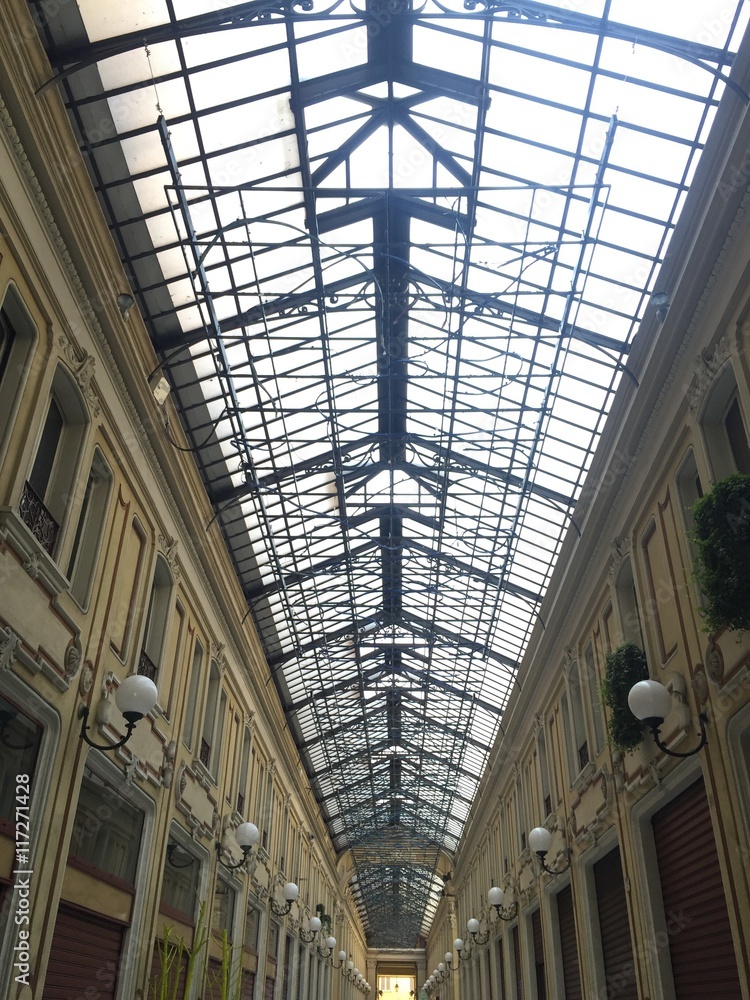 Galleria dalle perfette simmetrie nel centro storico di Torino, Italia