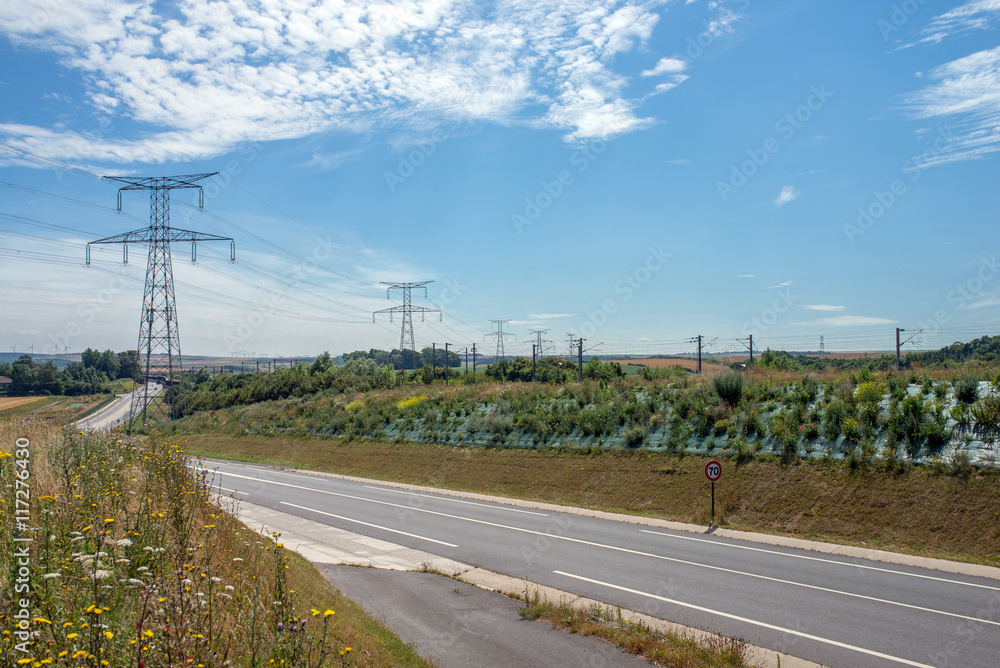 pylône électrique au dessus de la route déserte pylône électrique au dessus de la route déserte