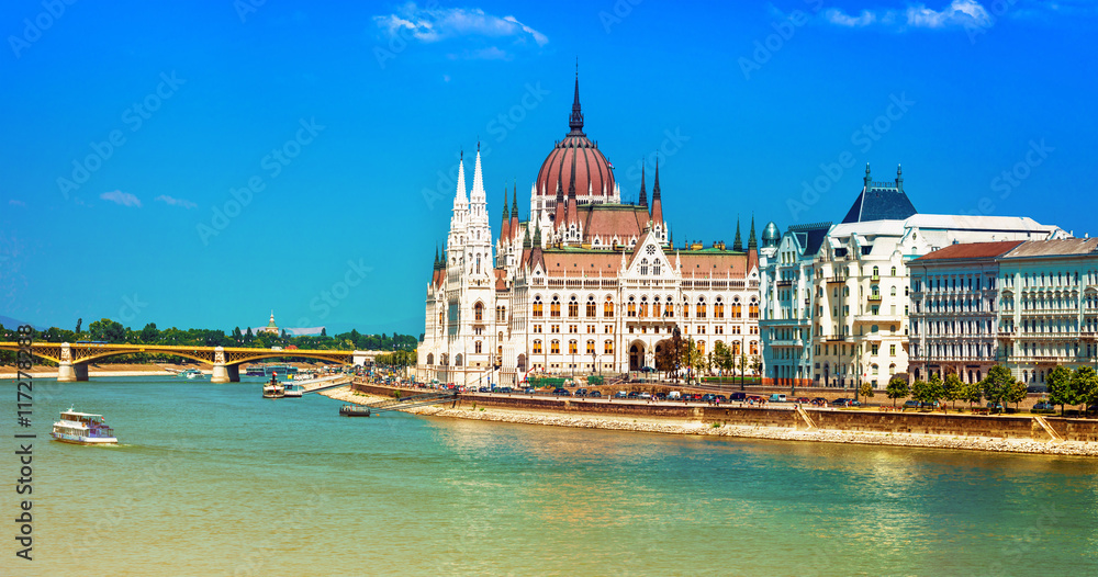 Obraz premium European landmarks - view of Parliament in Budapest, Hungary