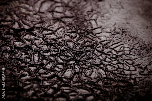 Fotografía The bottom of the old cast-iron frying pan. Selective focus. Ton