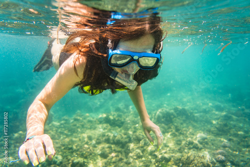 Frau taucht oder schnorchelt in ihrem Urlaub im Tropen Meer