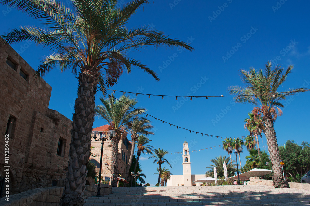 Israele, la città vecchia di Giaffa: piazza Kedumim con il campanile della Chiesa di San Pietro il 31 agosto 2015 Israele, la città vecchia di Giaffa: piazza Kedumim con il campanile della Chiesa di San Pietro il 31 agosto 2015