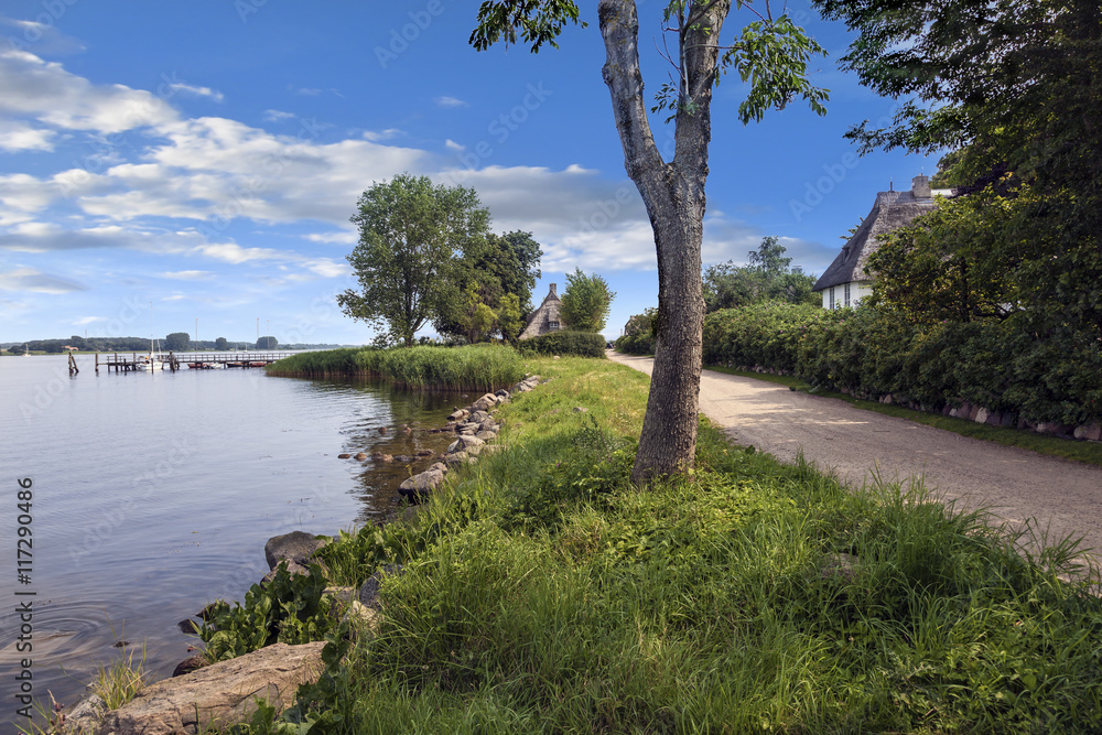 Uferweg in Sieseby, historisches und malerisches Dorf an der Schlei
