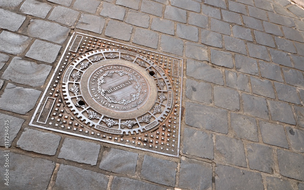 Plaque ou regard évacuation pluviale Buda, ruelle de Budapest