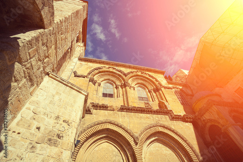 Foto Perspective view of church of the holy sepulchre at sunset light