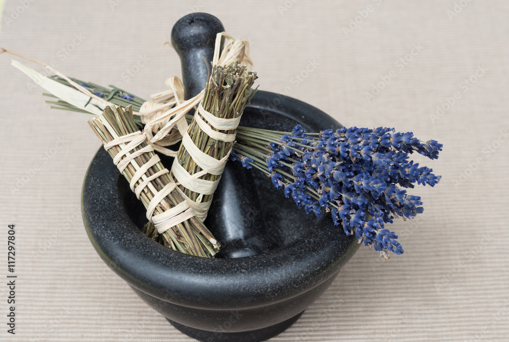 Lavendel und Zitronengras im Mörser