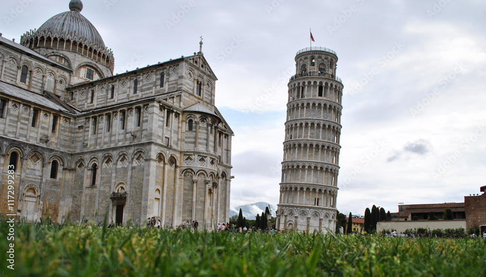 La torre di Pisa dal basso