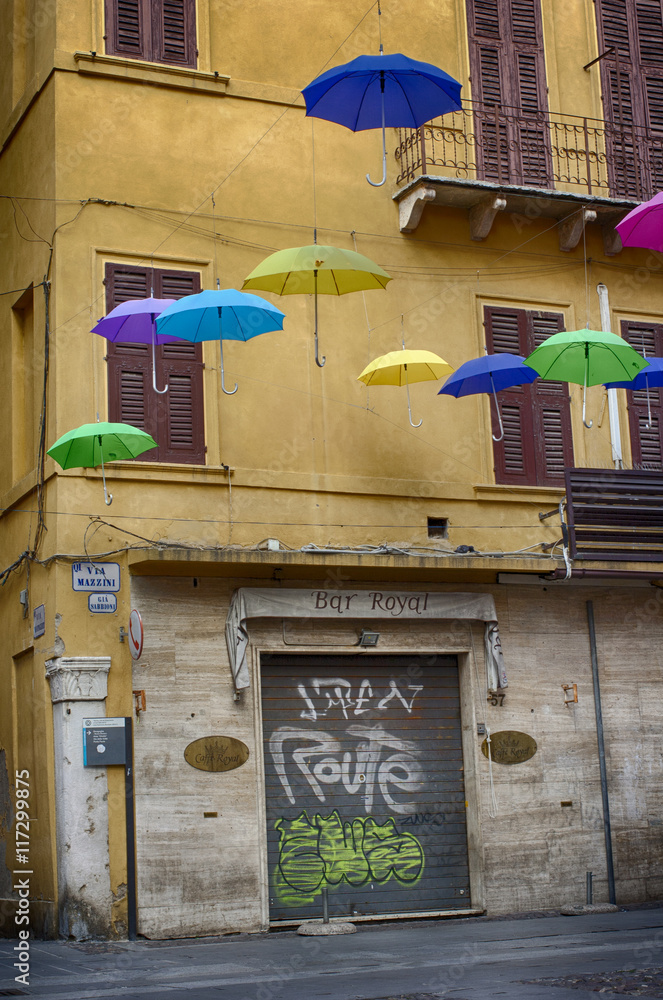 Foto Stock Ombrelli a Ferrara, via Mazzini - Emilia Romagna | Adobe Stock