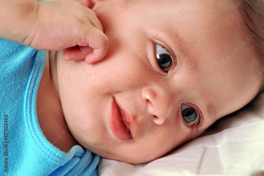 retrato de un hermoso bebe feliz sonriendo recostado en la cuna. retrato de un hermoso bebe feliz sonriendo recostado en la cuna.