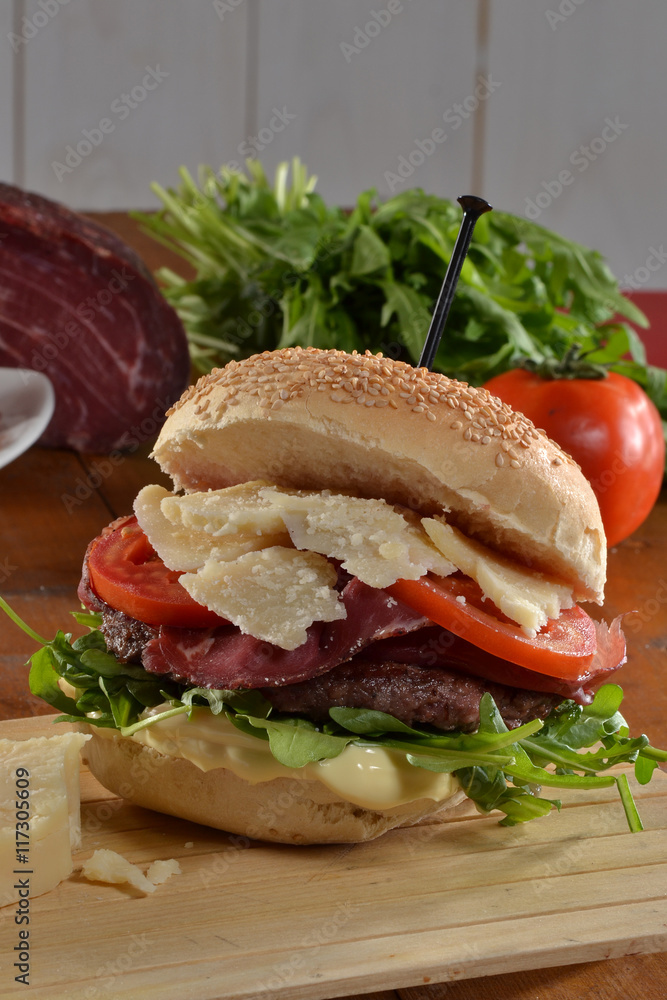 Fototapeta premium Hamburguesa con queso parmesano e ingredientes.