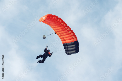 Fotografiet Acrobatic parachutist