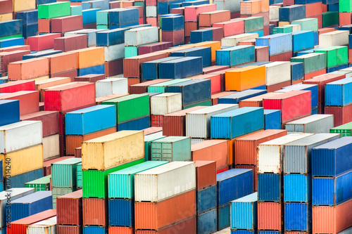 Wall Mural Container im Hafen werden auf ein Schiff verladen