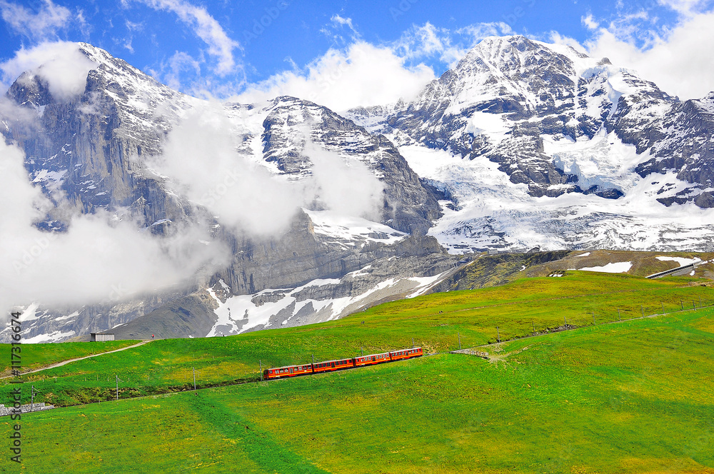 Fototapeta premium Pociąg Cogwheel ze stacji Jungfraujoch.