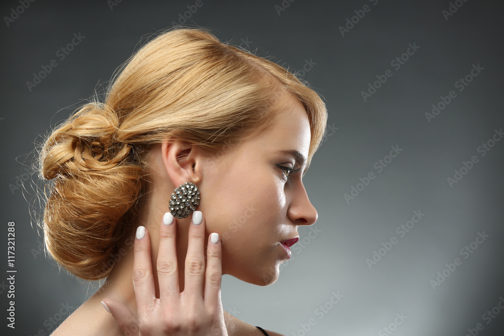 Fototapeta premium Fashion model girl with nice hairdo on grey background